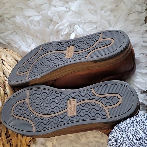 Johnston and Murphy brown sheepskin lace up sneakers - Picture 10 of 11